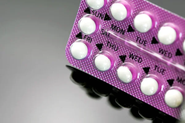 Оральные Противозачаточные Таблетки Фиолетовой Полоске Темном Фоне — стоковое фото