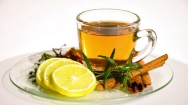 Bitkisel çay çay yaprakları, kasımpatı, tarçın ve limon ile lehine bezelye çiçekler, kurutulmuş. Çoğunlukla bitkisel çay kullanımı için soğuk engeller ve boğaz nemlendirin.