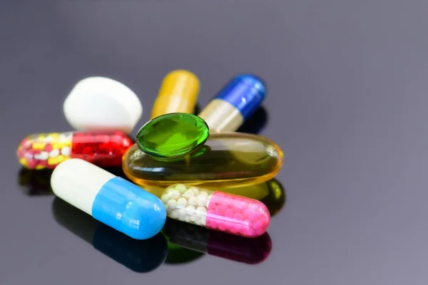 Barevné Perorálních Léků Tmavém Pozadí Kapsle Tablety Perorální Lékové Formy — Stock fotografie