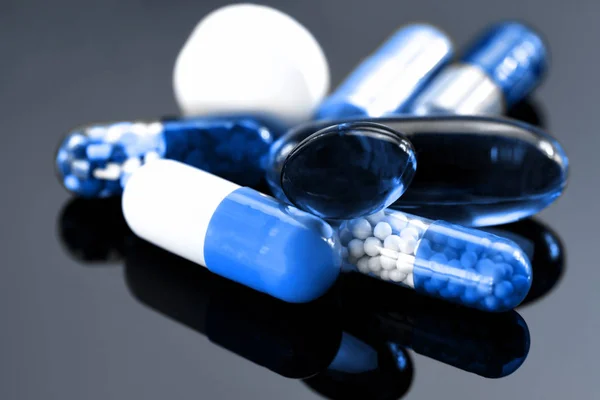 Colorido Medicamentos Orais Fundo Escuro Cápsula Comprimido Forma Dosagem Oral — Fotografia de Stock