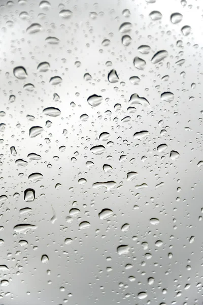 Gotas de água no fundo da janela de vidro . — Fotografia de Stock