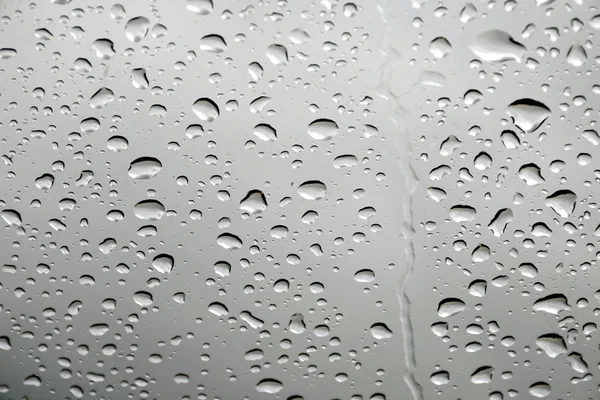 Gotas de água no fundo da janela de vidro . — Fotografia de Stock