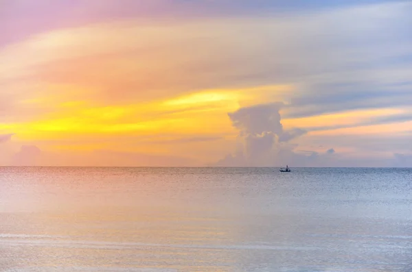 อรุณสวัสดิ์พระอาทิตย์ขึ้นที่ชายหาด . — ภาพถ่ายสต็อก