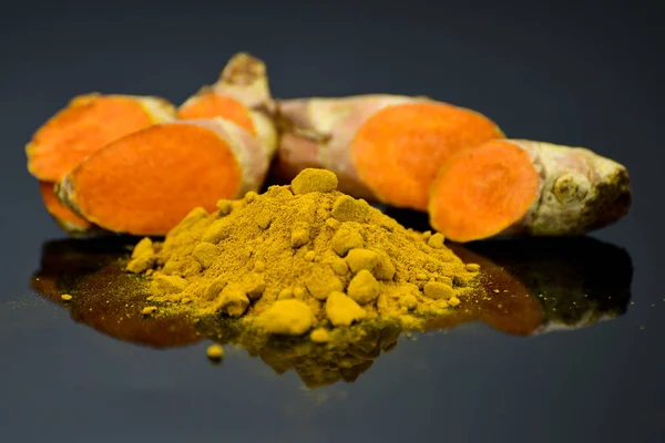 Turmeric (Curcuma longa L.) rădăcină și pulbere de turmeric pentru alternă — Fotografie, imagine de stoc