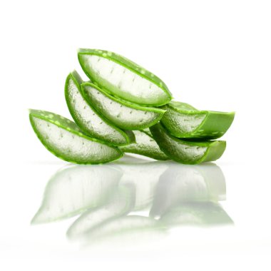 Cilt Bakımı ve saç bakımı için dilim Aloe Vera yararlı bitkisel tıp.
