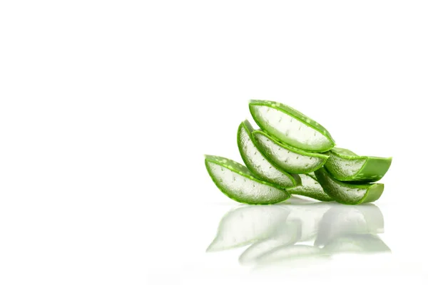 Slice Aloe Vera herbes médicinales utiles pour les soins de la peau et les soins des cheveux . — Photo