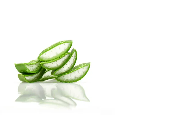 Slice Aloe Vera herbes médicinales utiles pour les soins de la peau et les soins des cheveux . — Photo