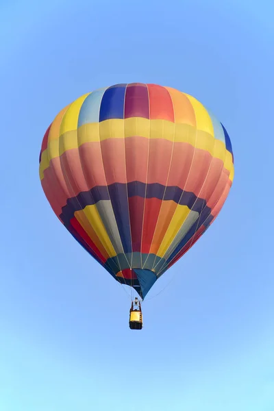 Parlak gökyüzü üzerinde renkli balon. — Stok fotoğraf