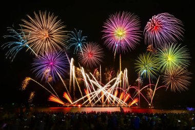 Renkli havai fişek kutlama ve gece gökyüzü arka plan.