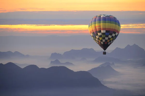 Hete luchtballon over de zee van mist. — Stockfoto