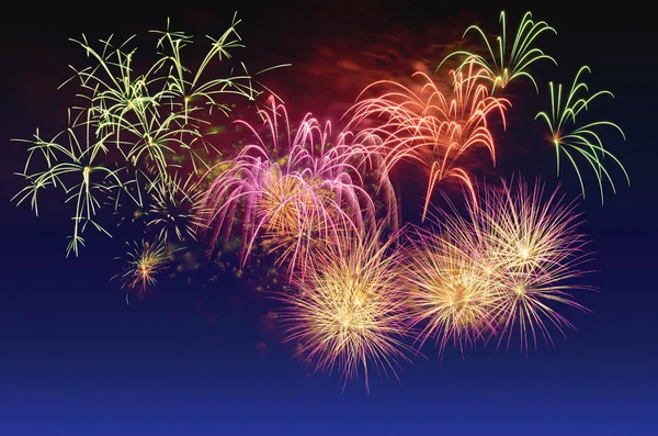 Kleurrijke vuurwerk viering en de schemering hemel achtergrond. — Stockfoto