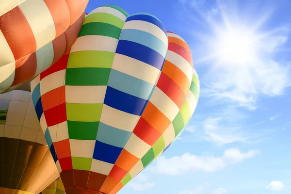 Balão de ar quente colorido sobre céu brilhante com nuvens . — Fotografia de Stock