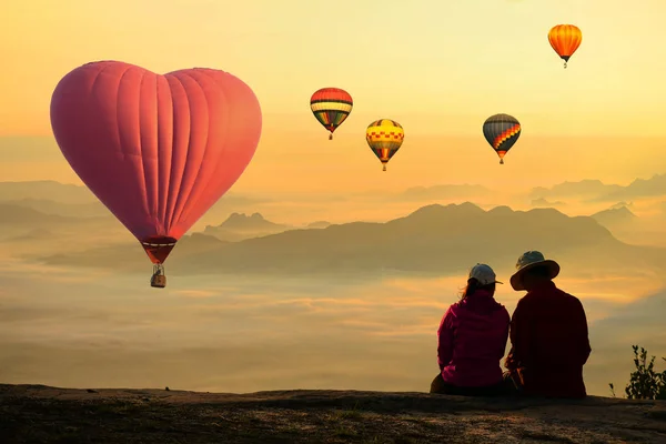 İnsanlar güzel manzaralı dağ tepesinde gündoğumu zevk ve — Stok fotoğraf