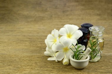 Homeopati çare için biberiye ve essentiale yağı.