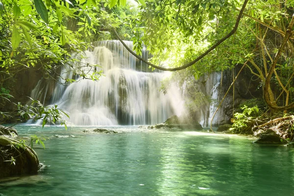 Hermoso paisaje de la cascada Huaymaekamin en Kanchanaburi, Tailandia —  Fotos de Stock
