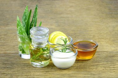 Bal, limon, biberiye yaprakları, yunan yoğurt, aloe vera yaprakları bir