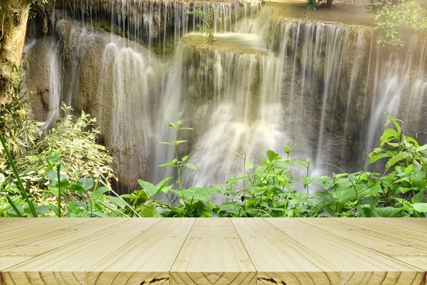 Mesa de madera vacía con hermoso paisaje de la cascada y gree —  Fotos de Stock