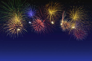 Alacakaranlık gökyüzünde renkli havai fişek kutlaması.