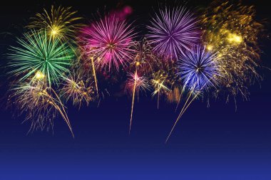 Alacakaranlık gökyüzünde renkli havai fişek kutlaması.