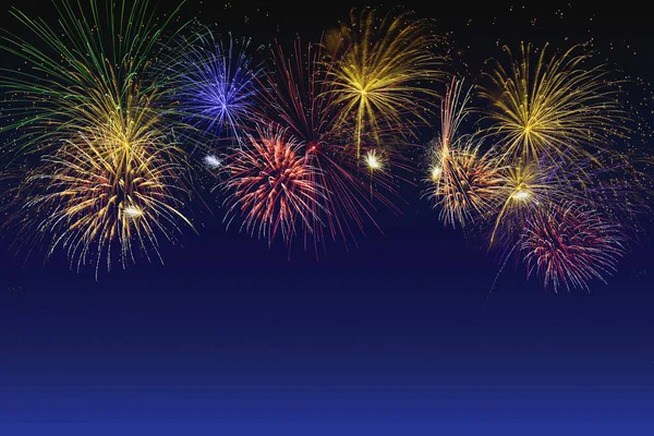 Alacakaranlık gökyüzünde renkli havai fişek kutlaması.