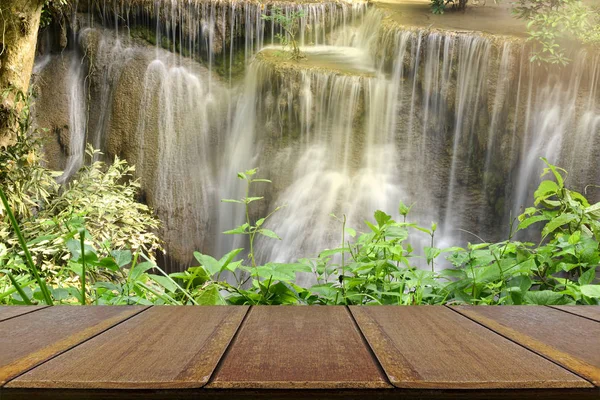 Mesa de madera vacía con hermoso paisaje de la cascada y gree —  Fotos de Stock
