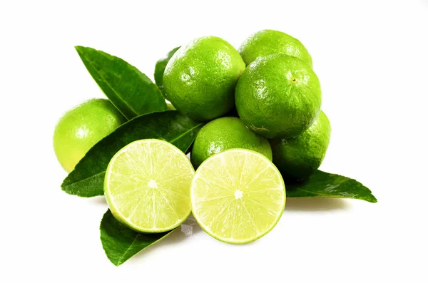 Frutos de lima orgánicos sin semillas (Citrus aurantifolia) aislados en w — Foto de Stock