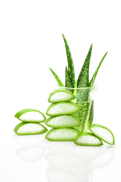 Rebanada Aloe Vera medicina herbal útil para el cuidado de la piel y el cabello ca — Foto de Stock