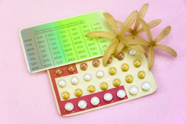 Contracepção Educação Conceito com pílulas anticoncepcionais . — Fotografia de Stock