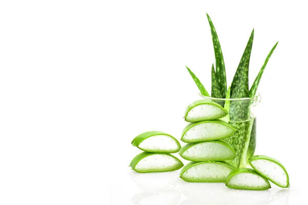 Rebanada Aloe Vera medicina herbal útil para el cuidado de la piel y el cabello ca —  Fotos de Stock