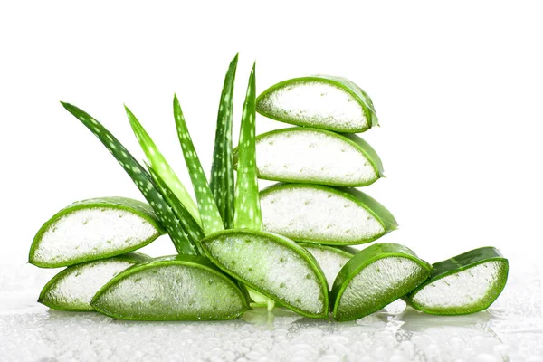 Trancher Aloe Vera phytothérapie très utile pour la peau et les cheveux . — Photo