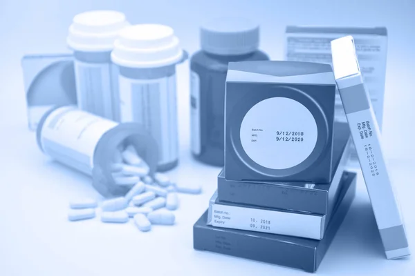 Produtos farmacêuticos com data de fabrico e prazo de validade — Fotografia de Stock