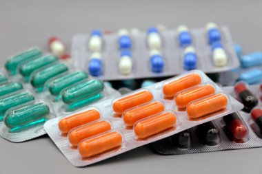 Oral doz formu. Birim doz dağıtımı için kapsül şeritte. Şeritler halinde renkli bir ağız ilacı..