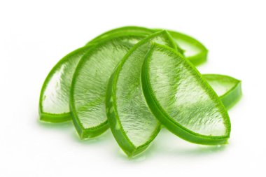 Aloe Vera 'nın beyaz arka planda bıraktığı kesik yığını. Vera Teyze içeride sağlıklı cilt bakımı için para bırakıyor..