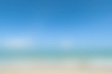 Mavi gökyüzünün bulanık arkaplanı, zümrüt deniz ve altın gaga. Bulanık arkaplan ve doğal gündüz tonu.