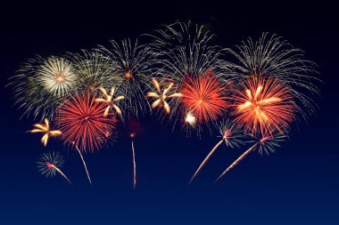 Renkli havai fişek kutlaması ve alacakaranlık arkaplanı.