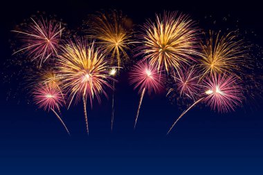 Renkli havai fişek kutlaması ve alacakaranlık arkaplanı.