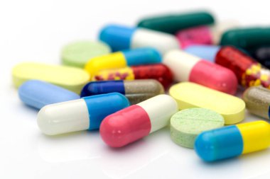 Oral ilaç geçmişi var. Beyaz Arkaplan 'da çok renkli oral ilaçlar var..