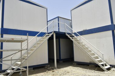 Portacabin. Taşınabilir ev ve ofis kulübeleri. Çalışma Kampı. İskele kulübesi. küçük geçici evler