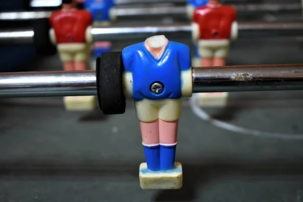 Futbol masasının yakın görüntüsü. Spor takımı kırmızı ve mavi oyuncular
