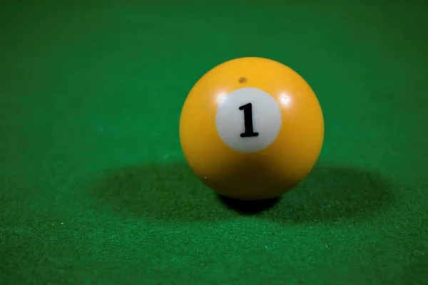 Bir numaralı sarı taşaklı bilardo masası. bilardo arka planı