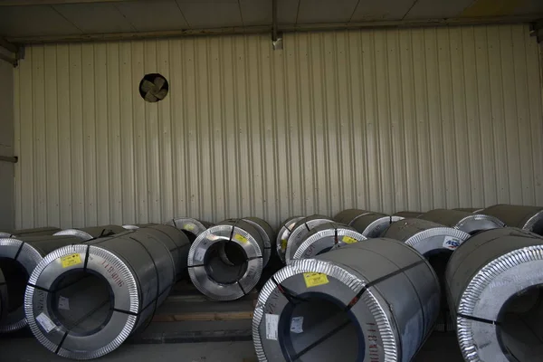 Depoda depolanmış çelik levhalar, boru fabrikasında galvanize çelik bobin. Paketlenmiş çelik levhalar, soğuk yuvarlanmış çelik bobinler. Muscat, Umman: 08-10-2020