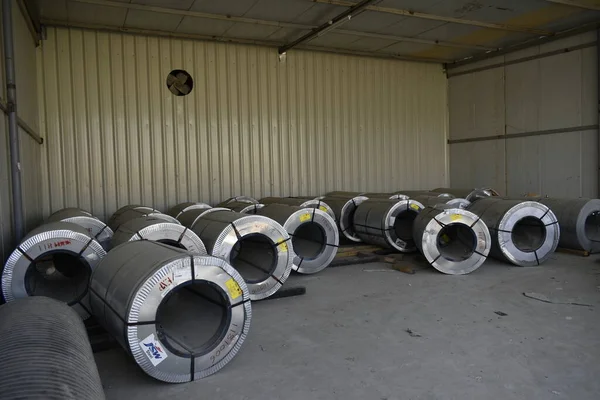 Depoda depolanmış çelik levhalar, boru fabrikasında galvanize çelik bobin. Paketlenmiş çelik levhalar, soğuk yuvarlanmış çelik bobinler. Muscat, Umman: 08-10-2020