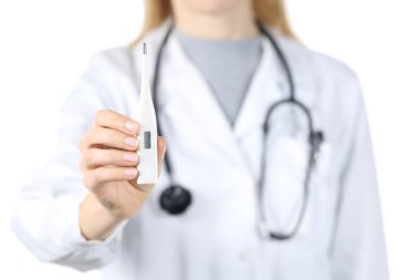 Doktor ellerinin ön görüntüsü beyaz arkaplanda izole edilmiş termometreyi gösteriyor