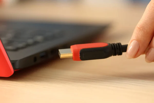 Nahaufnahme Von Frauenhänden Die Ein Hdmi Kabel Einem Laptop Auf — Stockfoto