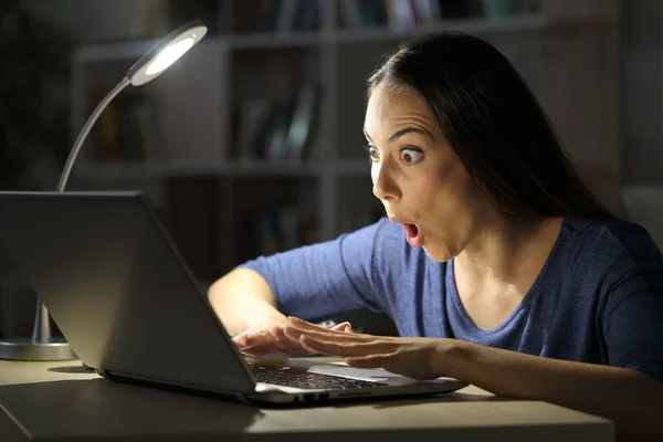 Mujer Sorprendida Revisando Portátil Leyendo Noticias Sorprendentes Sentado Noche Casa — Foto de Stock