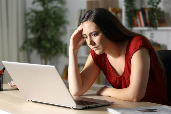 Femme Inquiète Lisant Sur Ordinateur Portable Assis Sur Bureau Nuit — Photo