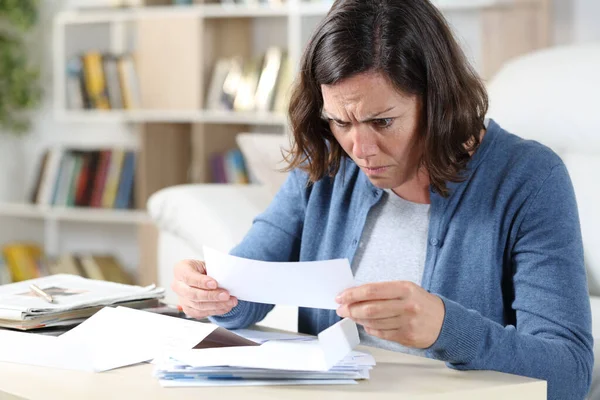 Förvirrad Vuxen Kvinna Tittar Kvitton Sitter Vardagsrummet Hemma — Stockfoto