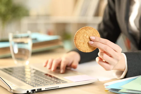 Närbild Entreprenör Kvinna Händer Håller Cookie Arbetar Laptop Hemmakontoret — Stockfoto