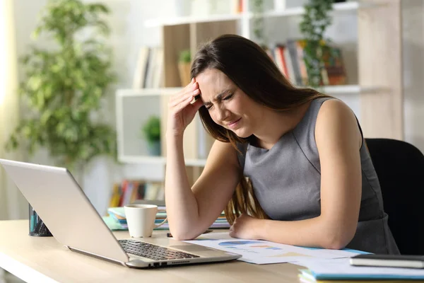 Empreendedor Mulher Sofrendo Dor Cabeça Sentado Uma Mesa Escritório — Fotografia de Stock