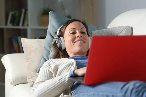 Mujer Adulta Feliz Con Heaphones Viendo Contenido Línea Streaming Vídeo —  Fotos de Stock